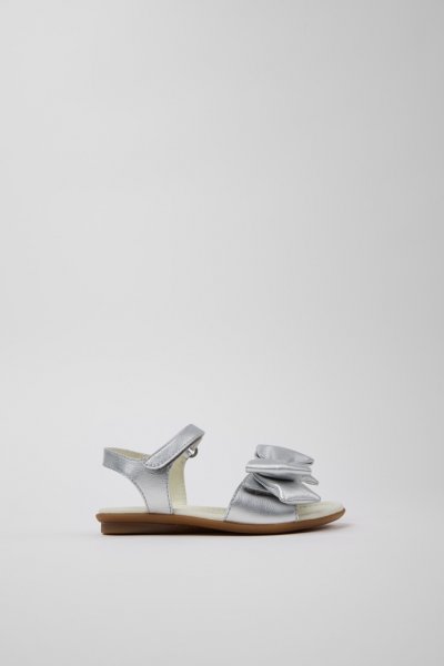 Camper Right - Sandalias plateadas de piel para niños.
