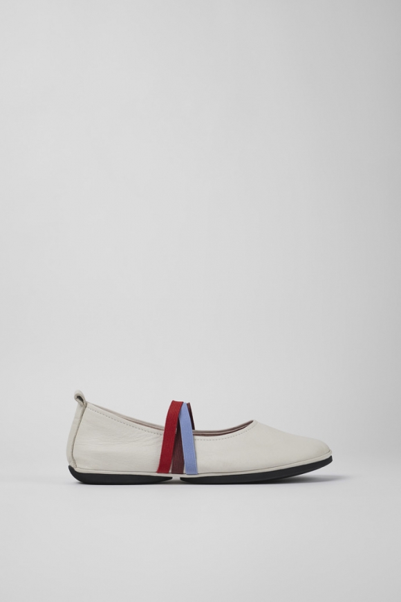 Sandalias Twins de Camper: Bailarinas/mocasines blancos de piel para mujer.