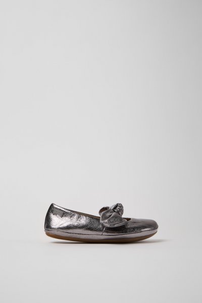 Camper Right Nina - Bailarina plateada de piel para niños.