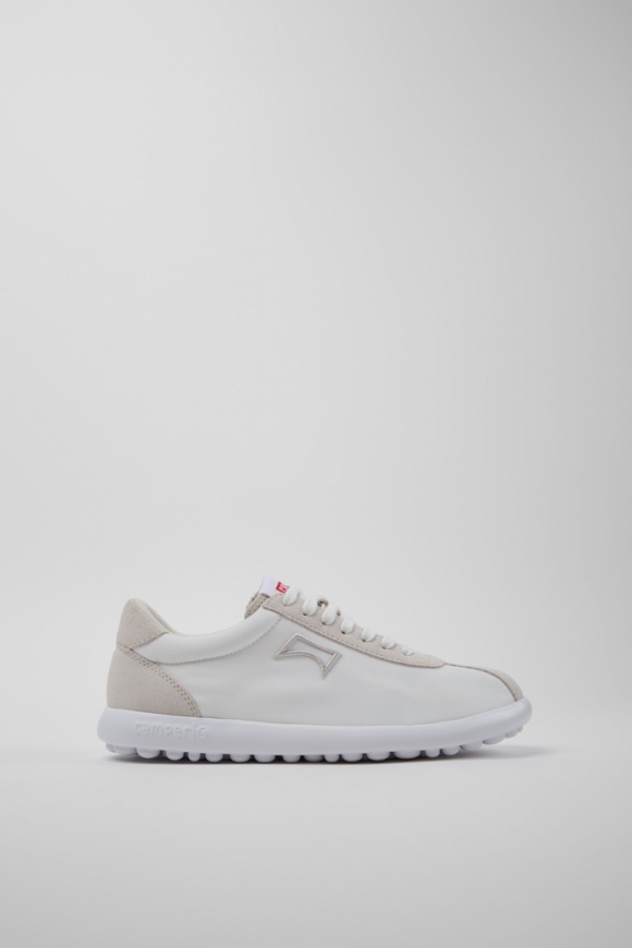 Camper Pelotas XLite - Zapatillas blancas para mujer fabricadas con PET reciclado y piel nobuk.