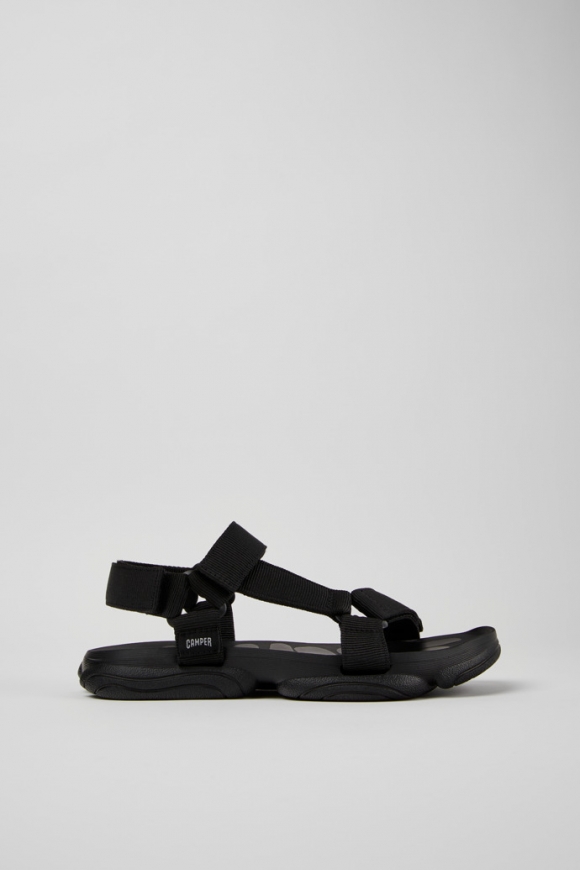 Camper Karst Sandal - Sandalia negra para hombre fabricada con correa de PET reciclado.