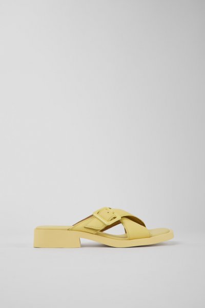Camper Dana - Sandalias amarillas de piel para mujer.
