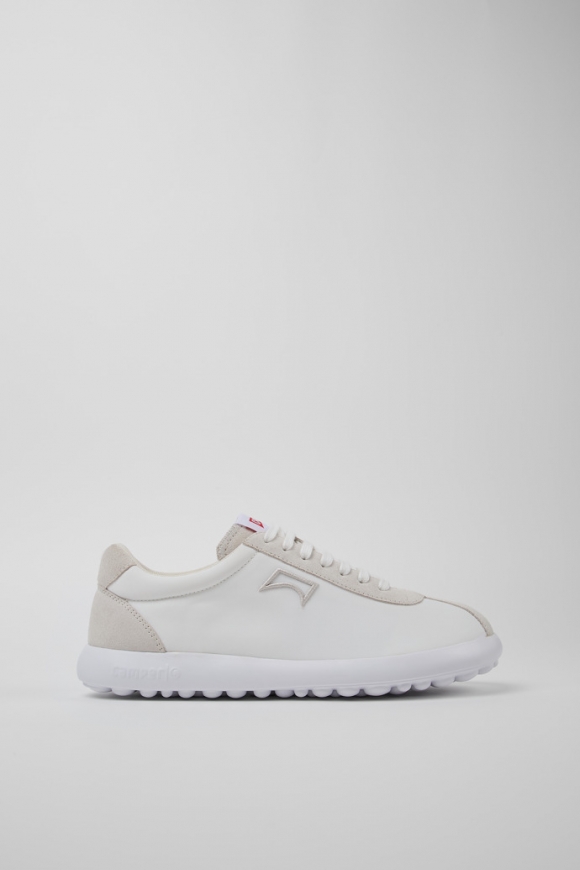 Camper Pelotas XLite - Zapatilla blanca para hombre de PET reciclado y nobuk.