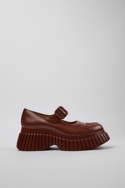 Camper BCN - Zapatos de mujer de piel color rojo.