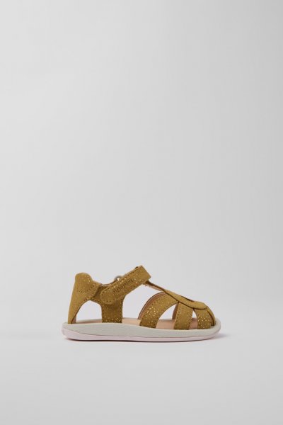 Camper Bicho - Sandalias marrones para niña fabricadas en piel nobuk con efecto brillo.