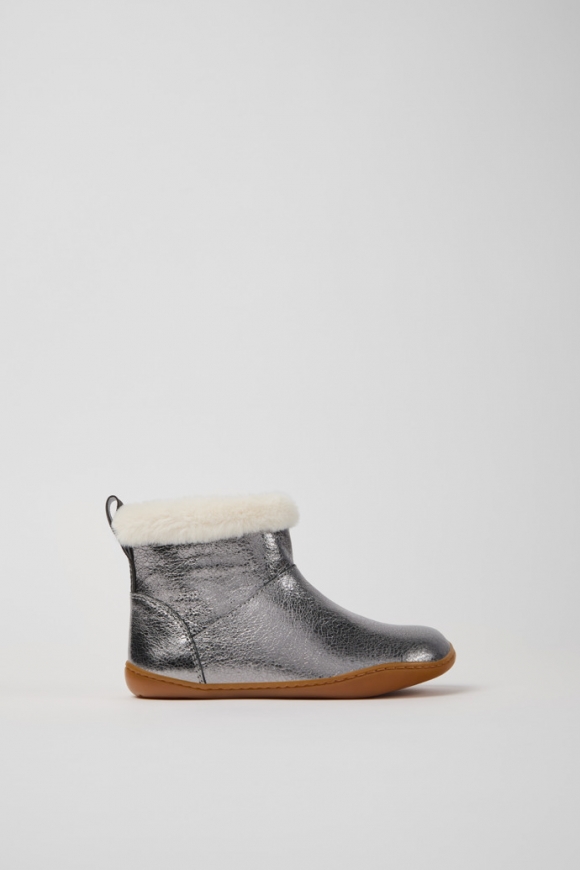 Camper Peu - Botín infantil de piel plateada.