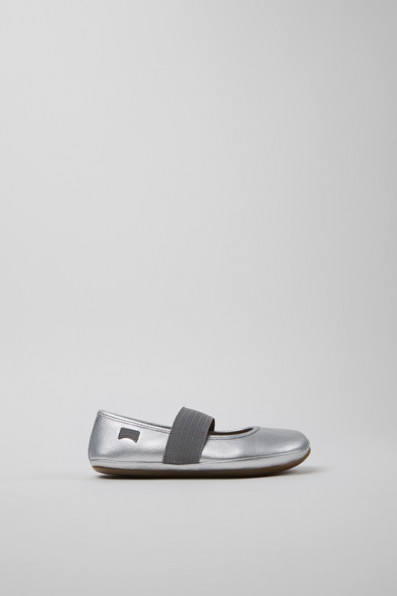 Camper Right - Bailarinas plateadas de piel para niños.