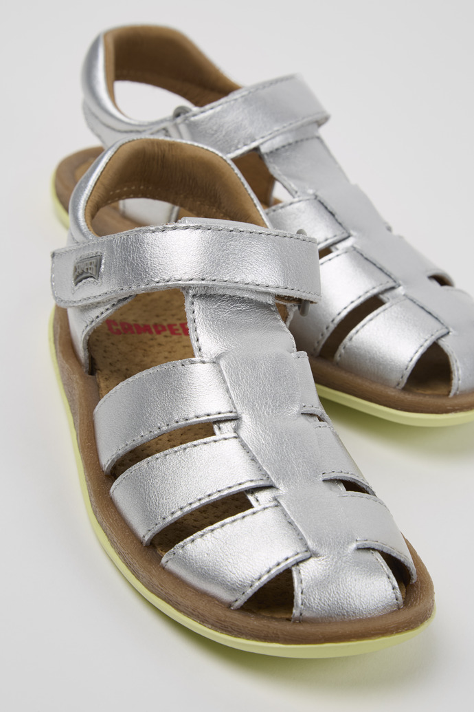 Camper Bicho - Sandalias de piel plateadas para niños con diseño cerrado.