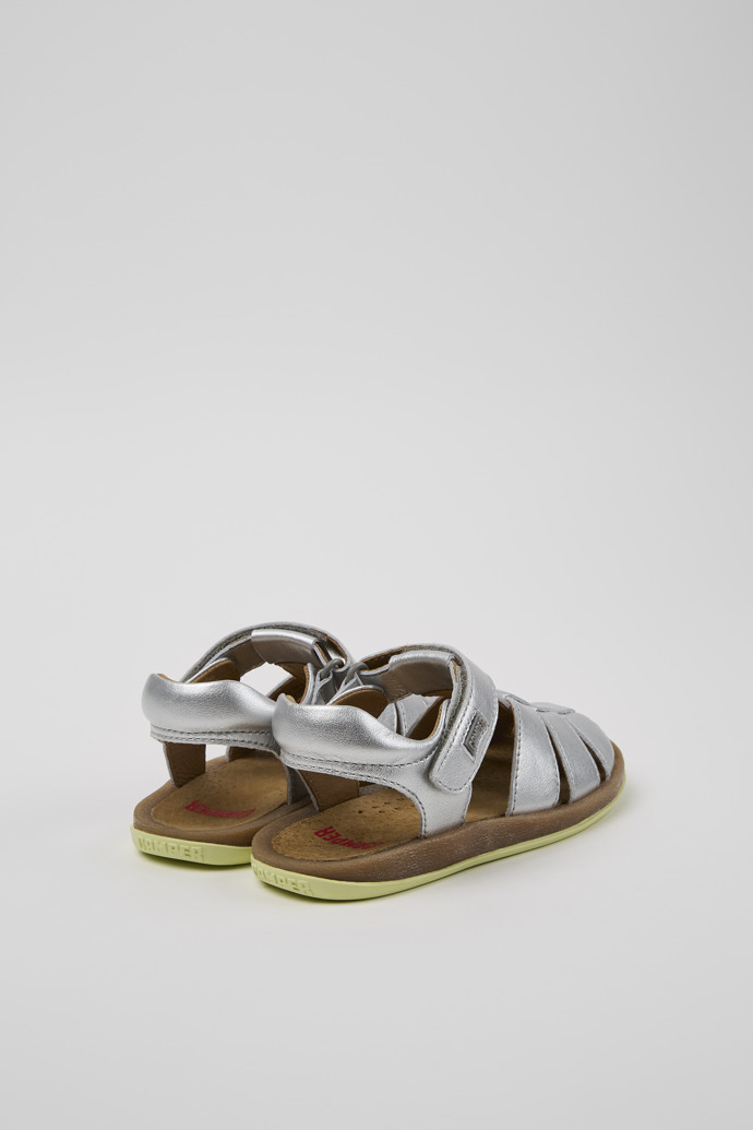 Camper Bicho - Sandalias de piel plateadas para niños con diseño cerrado.