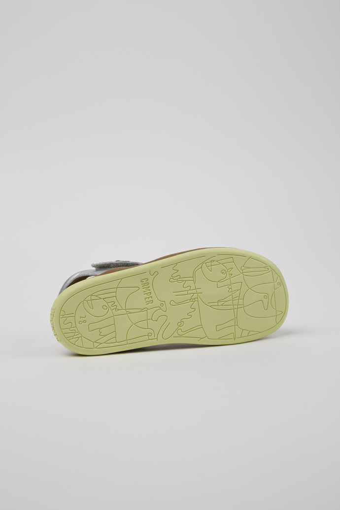 Camper Bicho - Sandalias de piel plateadas para niños con diseño cerrado.