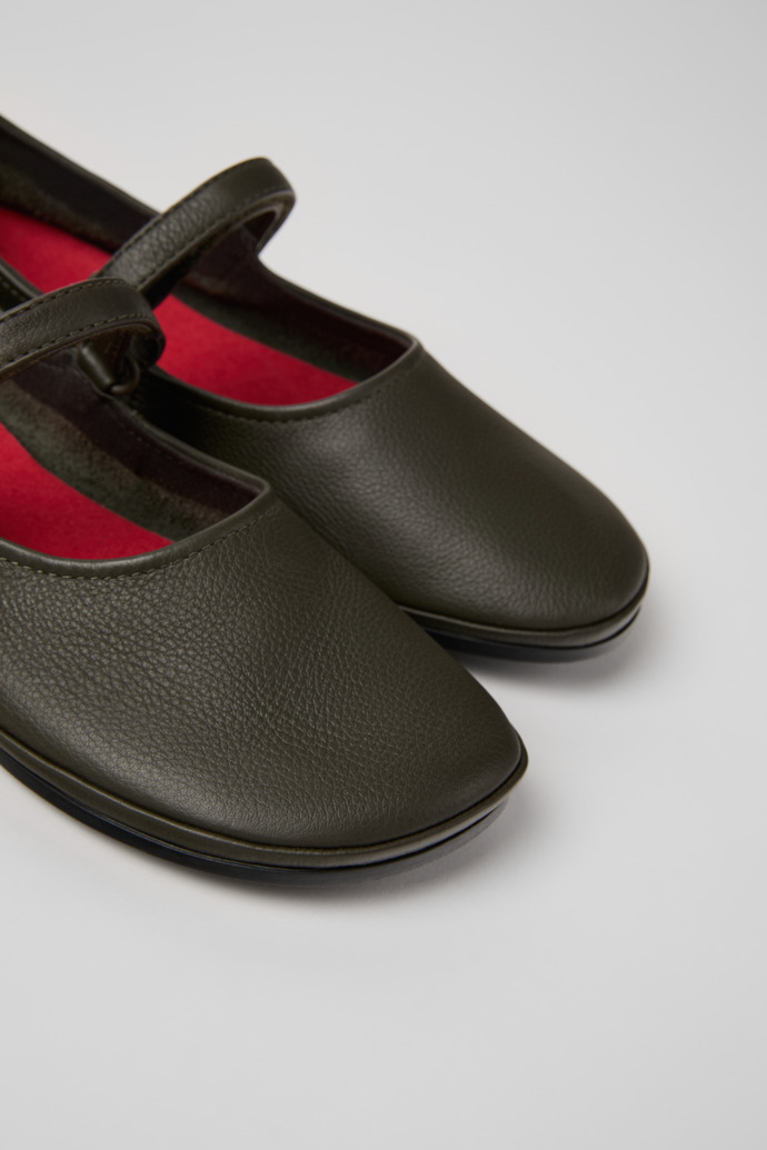 Camper Right Nina - Zapato de piel verde para mujer.