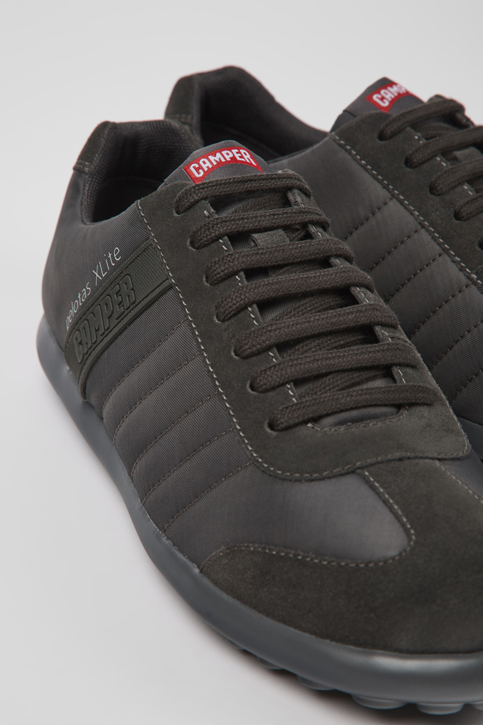 Camper Pelotas XLite - Zapatos grises para hombre de tela y nobuk.