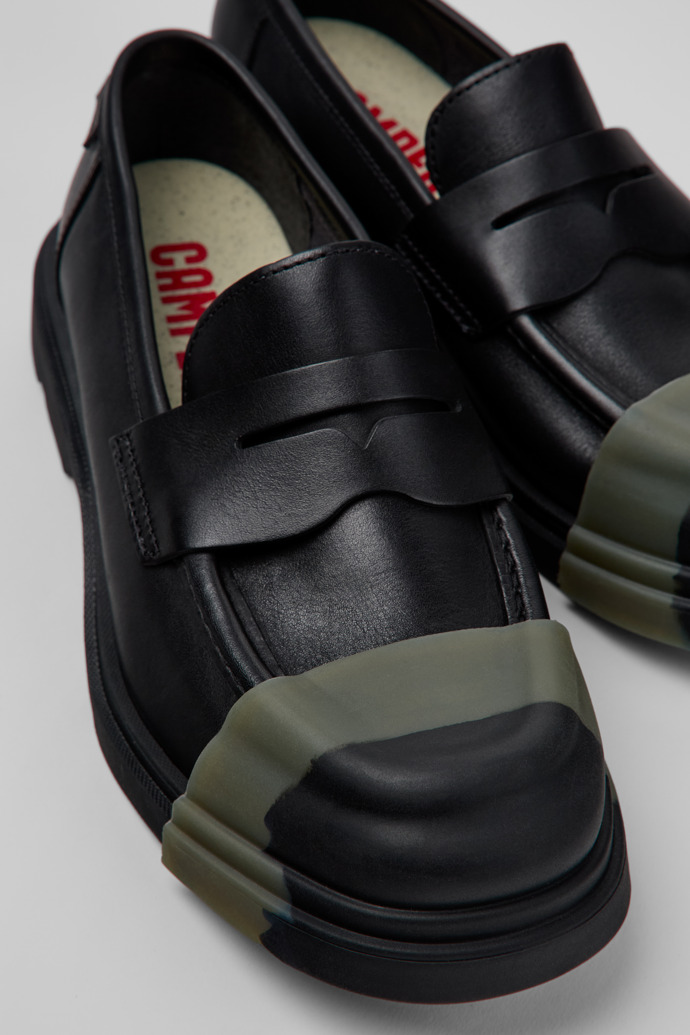 Camper Junction - Mocasines de hombre en piel negra.