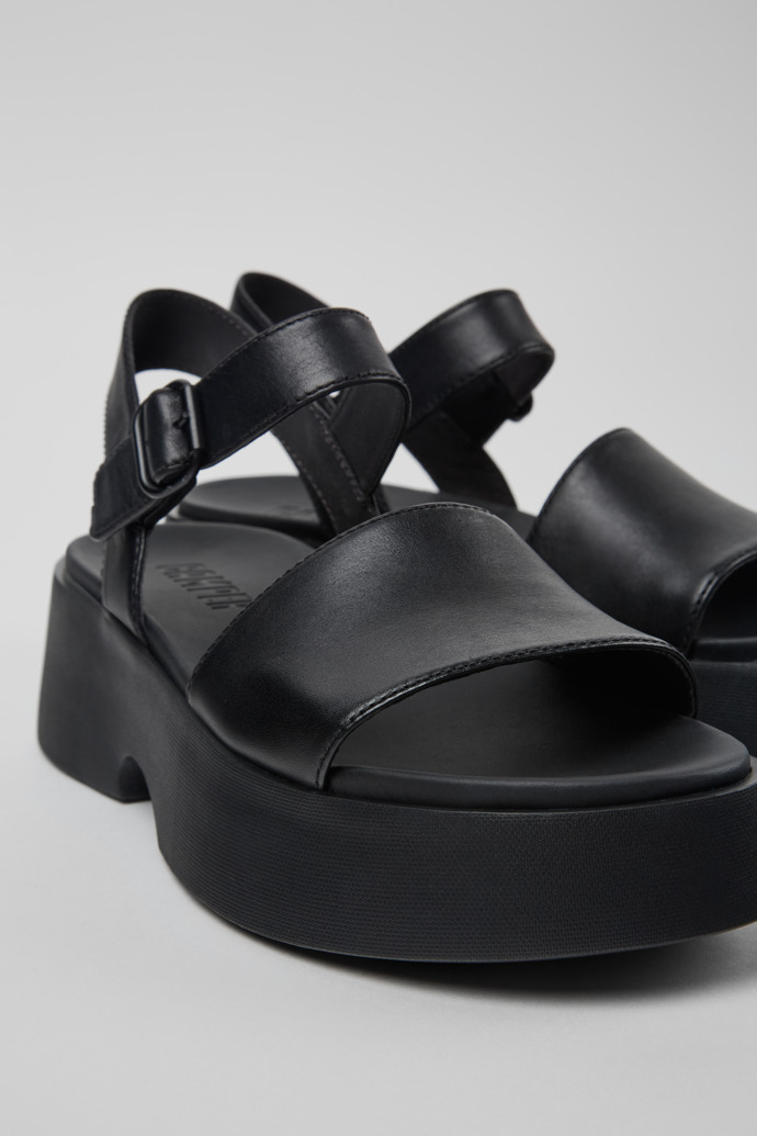 Camper Tasha - Sandalia negra de piel para mujer.
