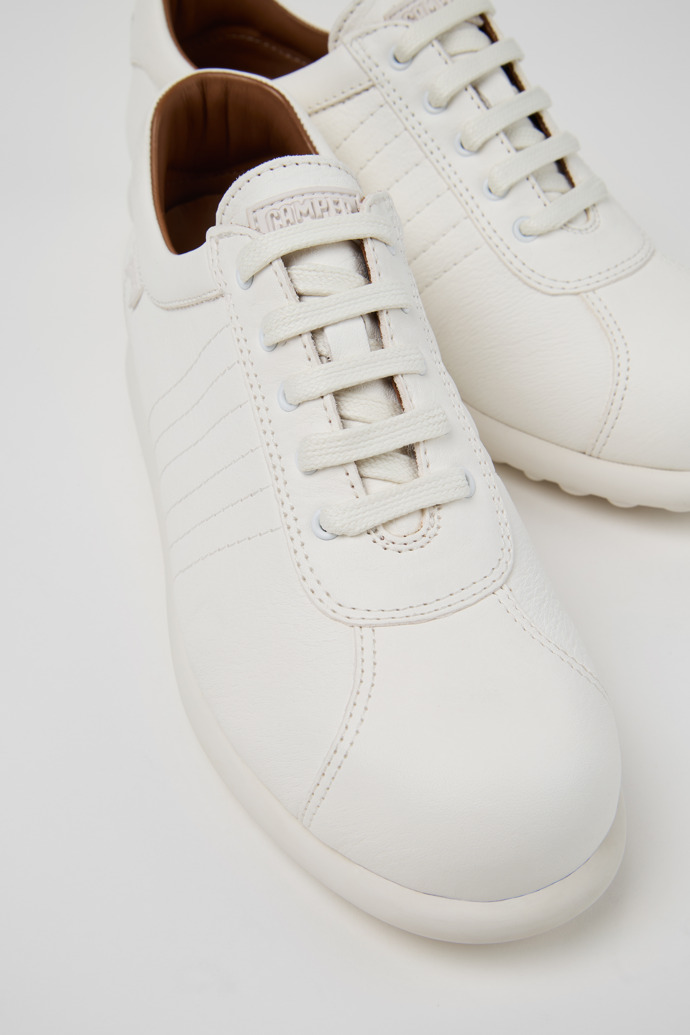 Camper Pelotas Festival Edition - Zapato blanco icónico para mujer.