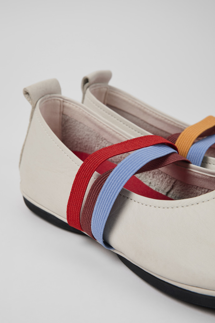 Sandalias Twins de Camper: Bailarinas/mocasines blancos de piel para mujer.