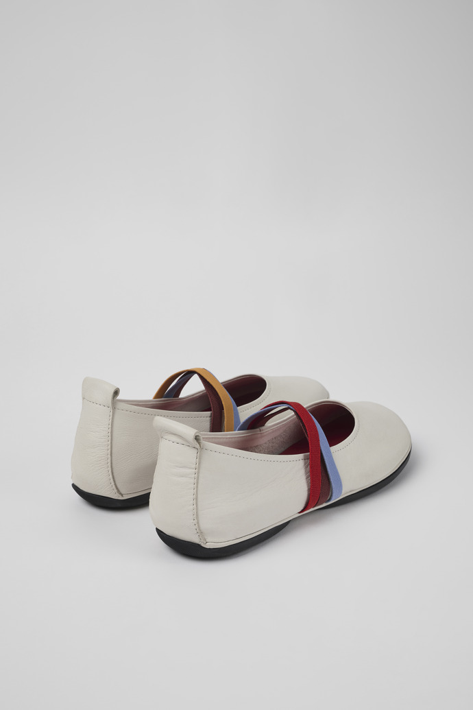 Sandalias Twins de Camper: Bailarinas/mocasines blancos de piel para mujer.