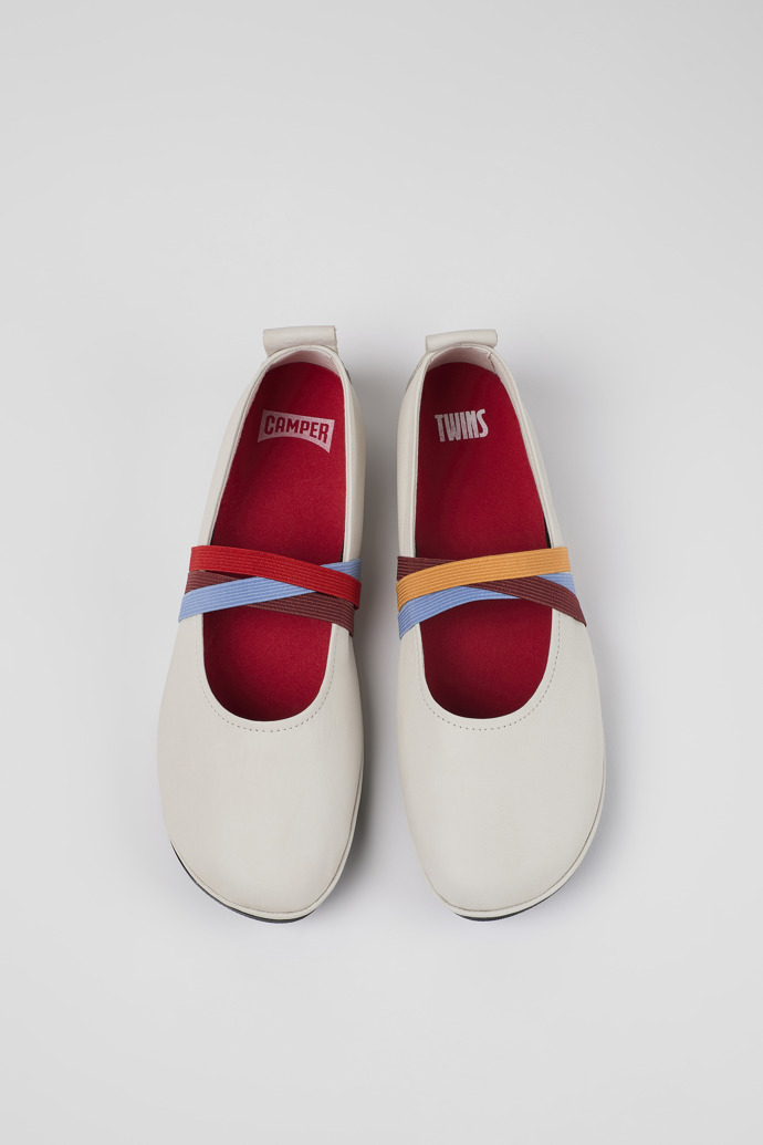 Sandalias Twins de Camper: Bailarinas/mocasines blancos de piel para mujer.
