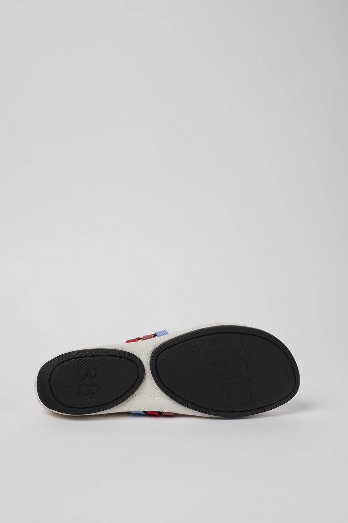 Sandalias Twins de Camper: Bailarinas/mocasines blancos de piel para mujer.