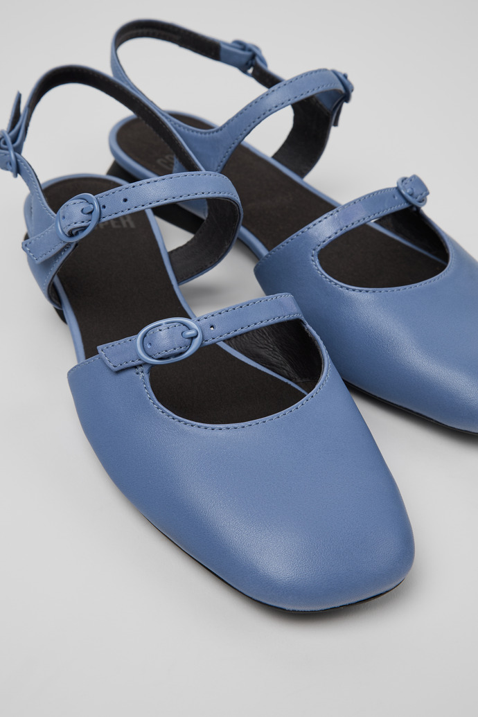 Camper Casi Myra - Zapato de piel azul semiabierto para mujer.