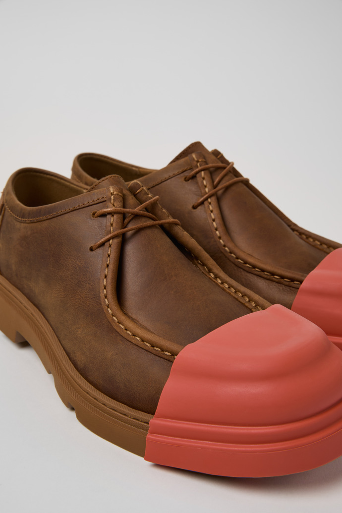 Camper Junction - Zapato marrón para hombre fabricado en piel regenerativa.