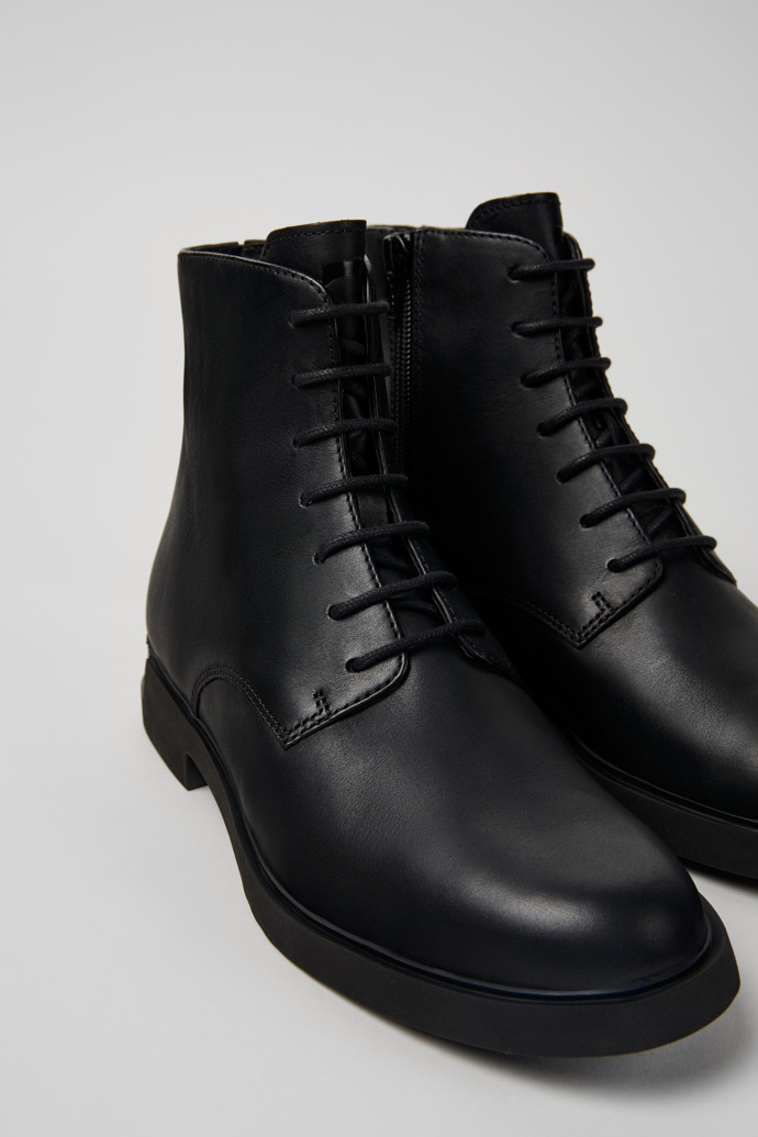 Camper Iman - Bota de piel negra con cordones para mujer