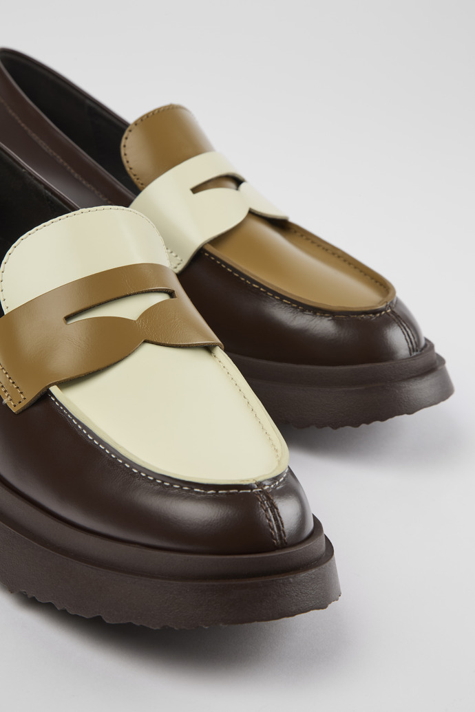 Camper Twins - Mocasines marrones y blancos de piel para mujer.