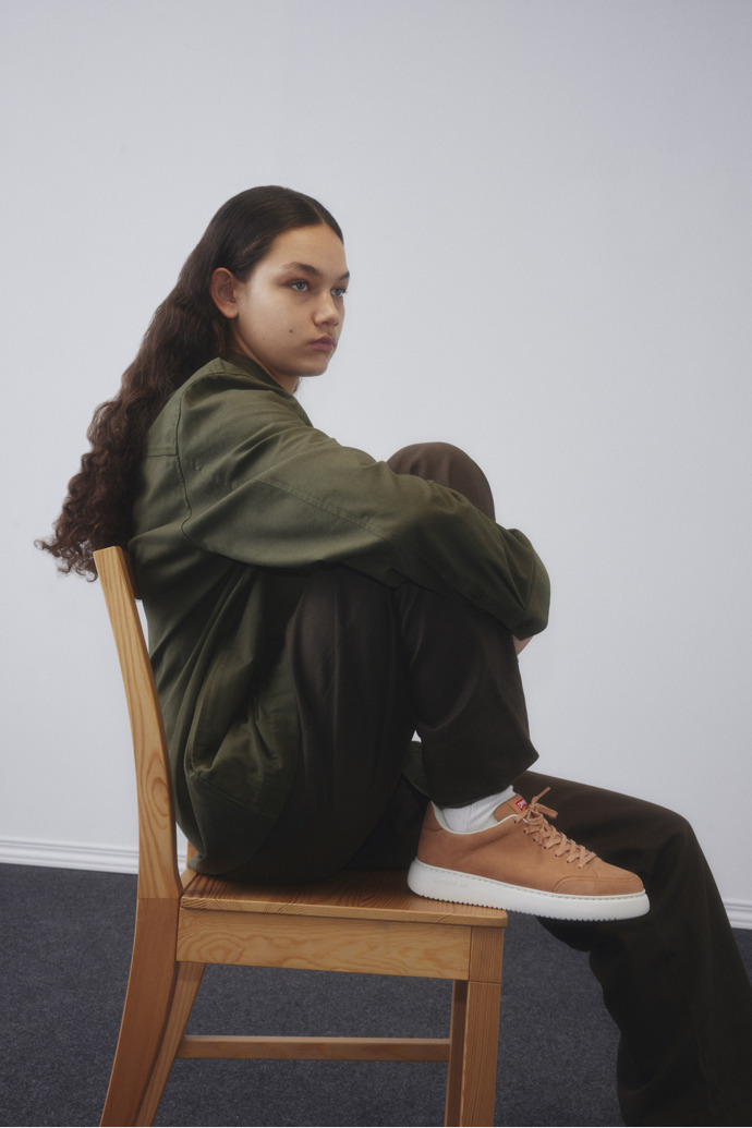 Camper Runner K21 - Zapato de piel nobuk para mujer color nude.