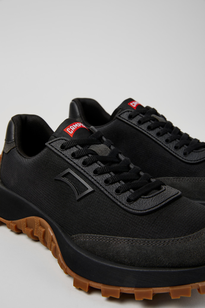 Camper Drift Trail - Zapatilla negra y gris para mujer fabricada con PET y piel reciclados.