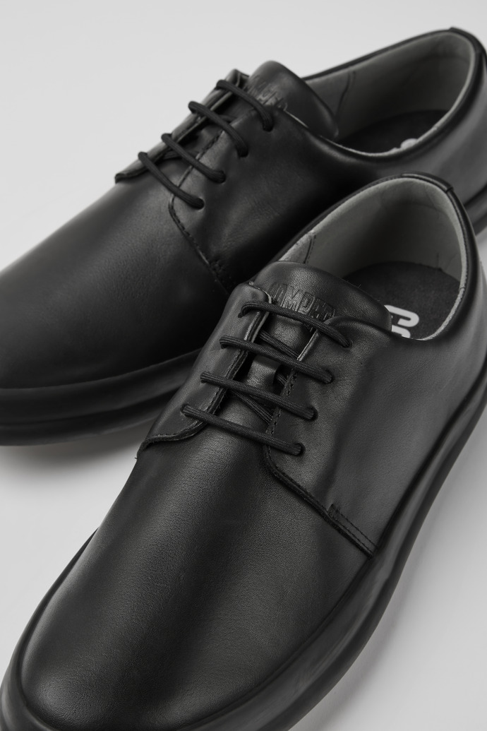 Camper Chasis - Zapatillas de piel negras para hombre.