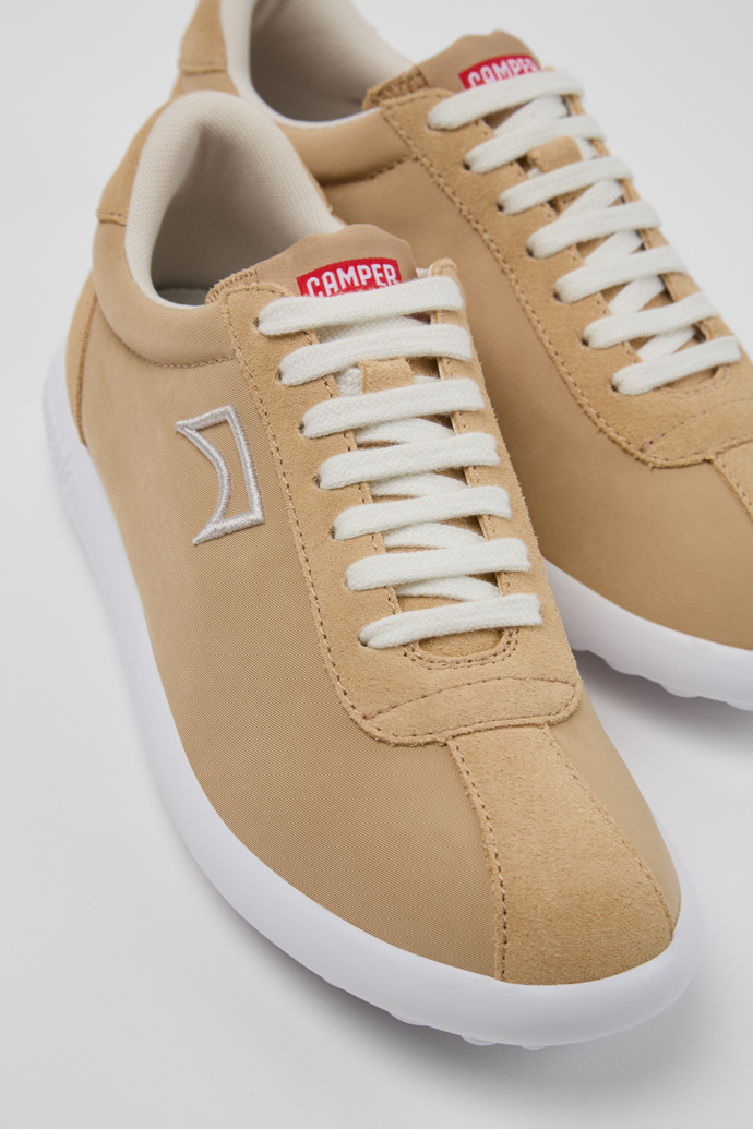 Camper Pelotas XLite - Zapatillas beige para mujer fabricadas con PET reciclado y piel nobuk.