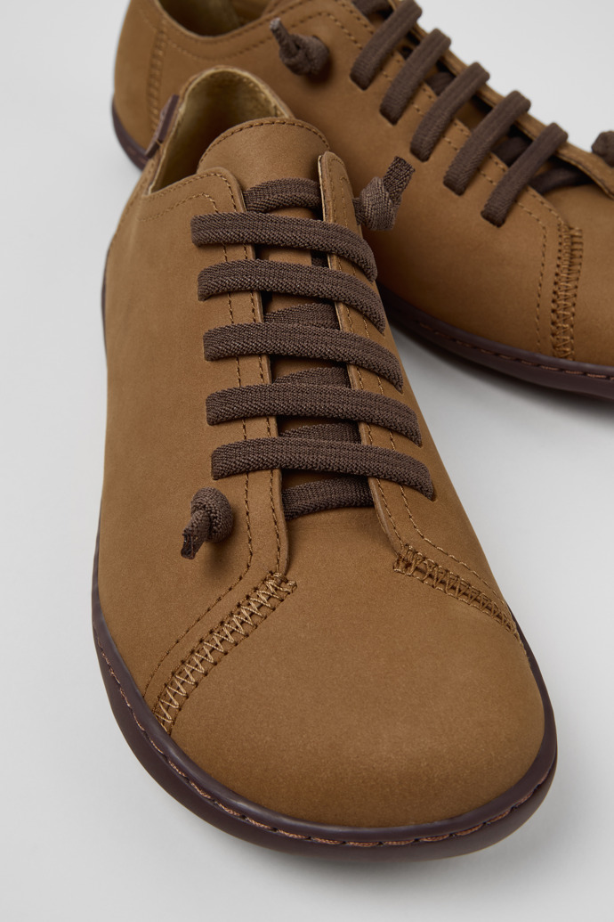 Camper Peu - Zapato marrón de piel y PET para mujer.