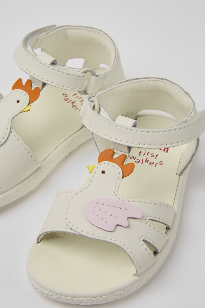 Camper Miko - Sandalia de piel blanca con detalles en rosa y amarillo