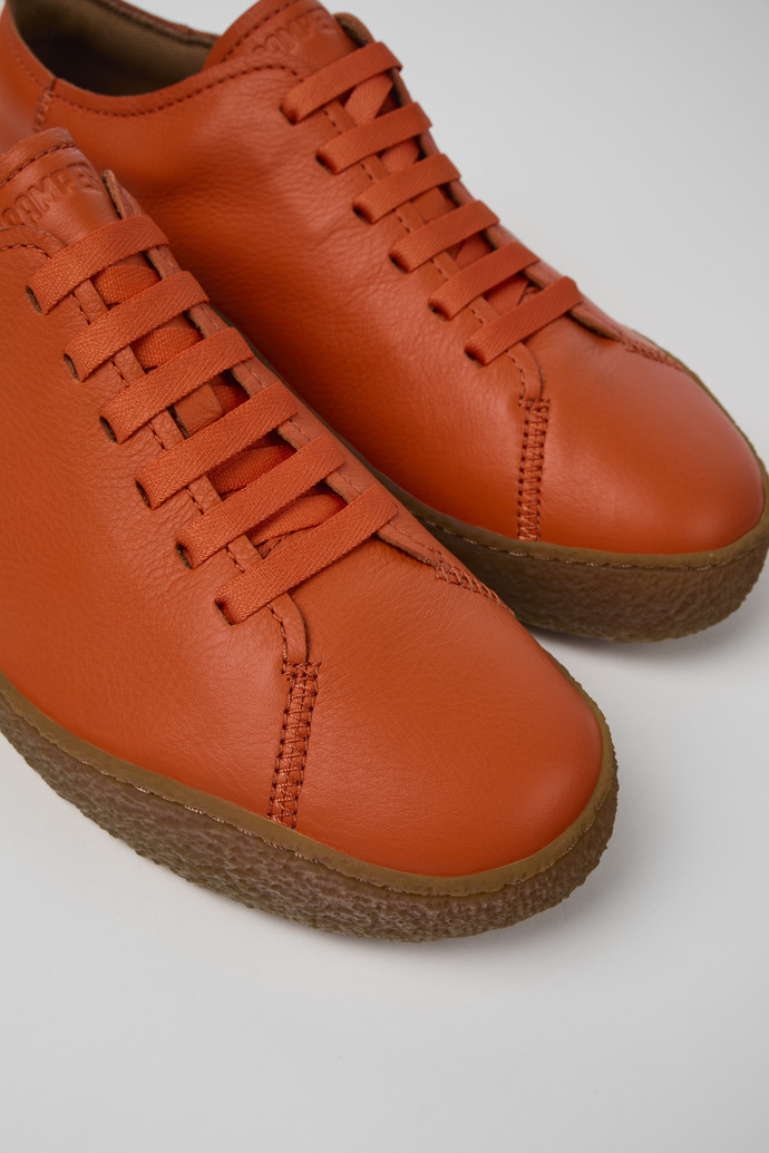 Camper Peu Terreno - Zapato de piel naranja para hombre.