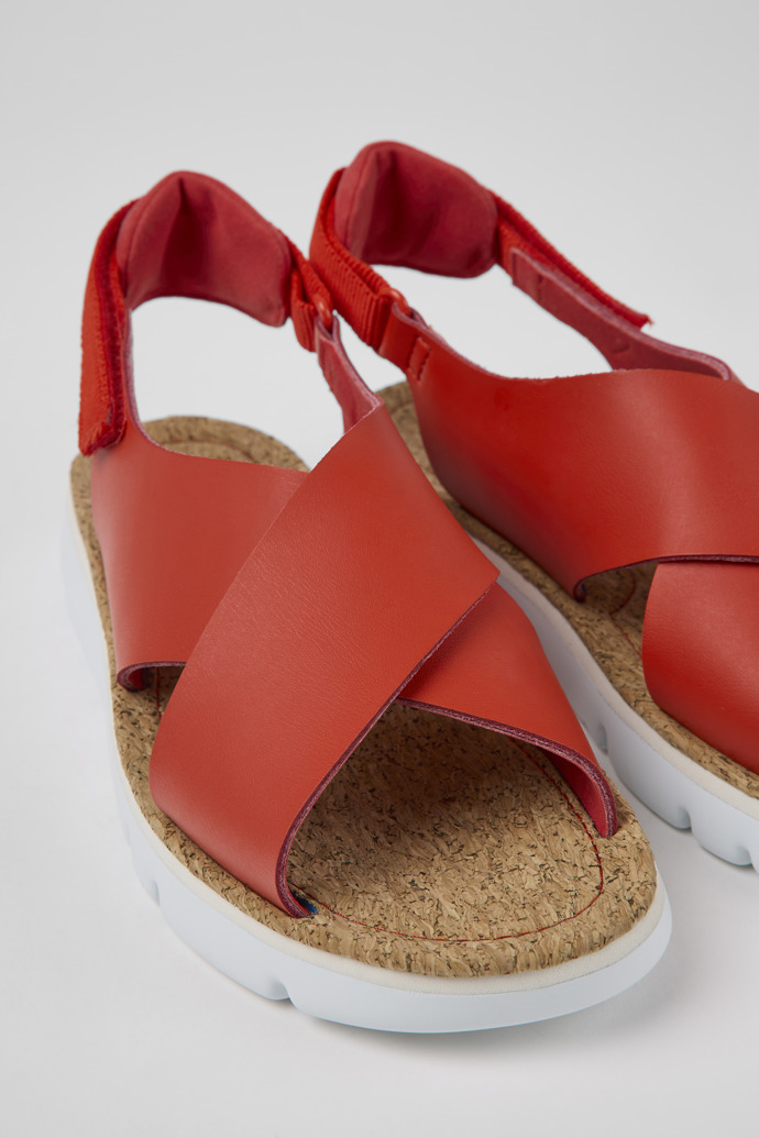 Camper Oruga - Sandalias rojas de piel y textil para mujer.
