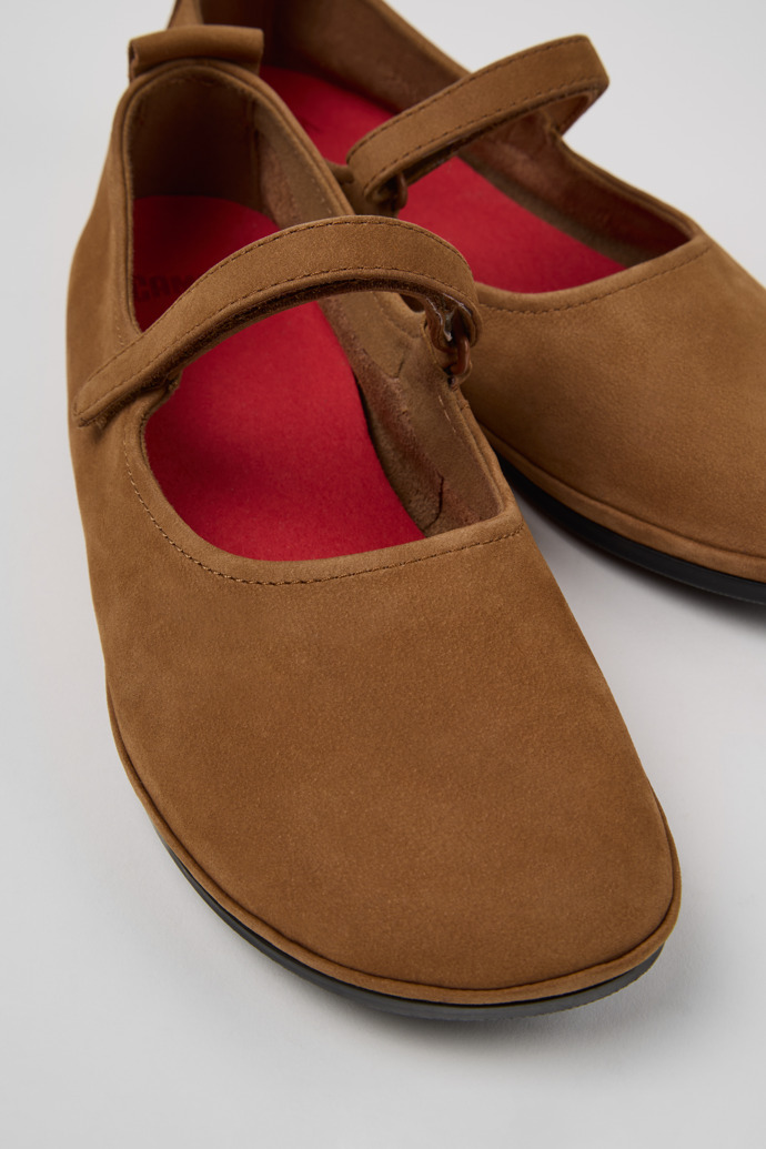 Camper Right Nina - Zapatos de piel nobuk marrón para mujer.