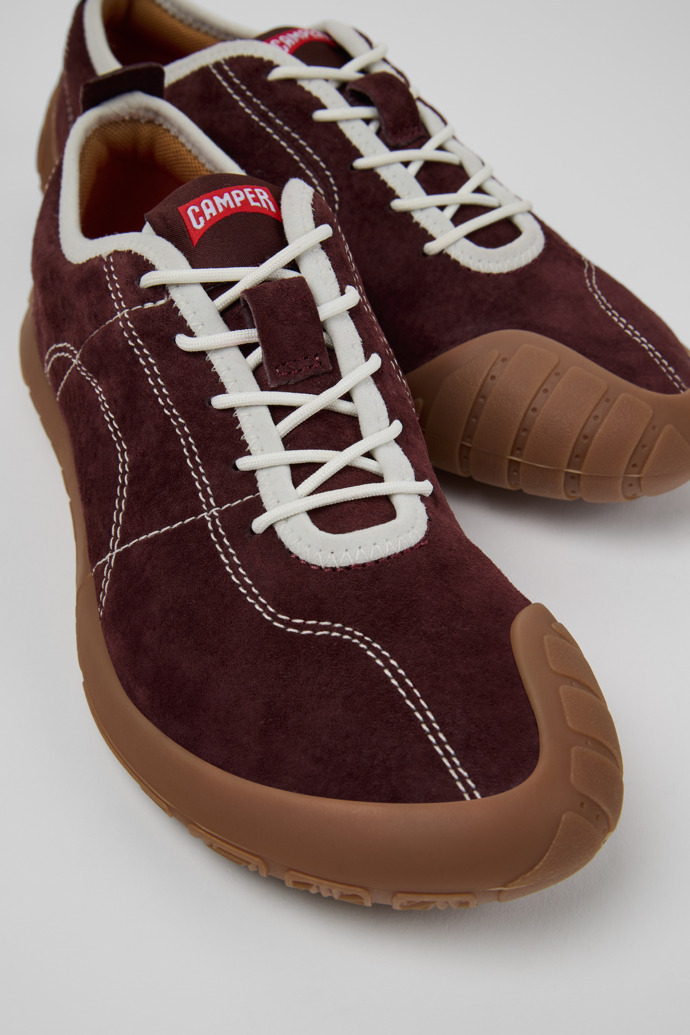 Camper Peu Path - Zapatilla de mujer de nobuk color vino.