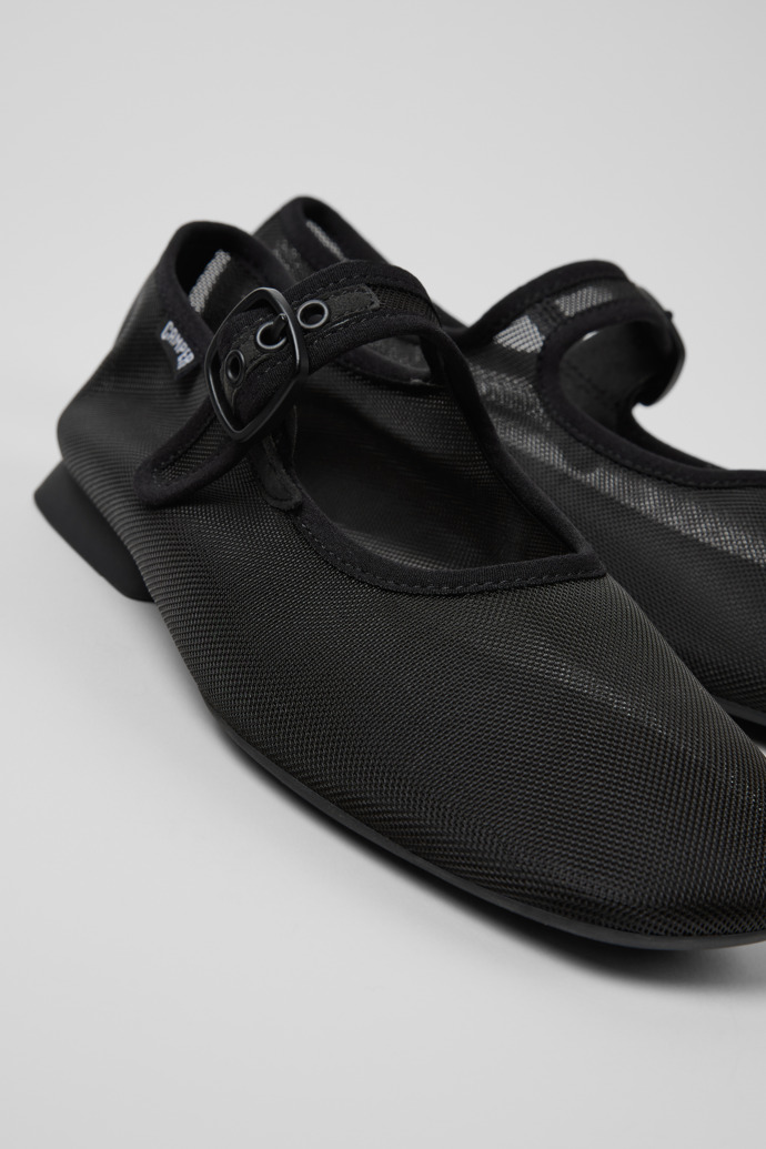 Camper Casi Myra - Zapato negro para mujer fabricado con PET reciclado.