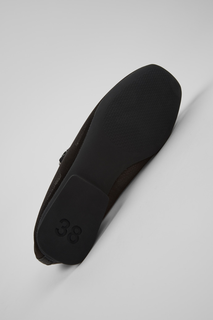 Camper Casi Myra - Zapato negro para mujer fabricado con PET reciclado.