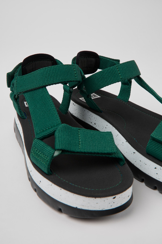 Camper Oruga Up - Sandalias verdes de tela para mujer.