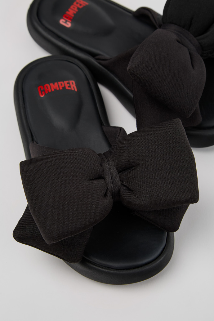 Camper Pelotas Flota - Sandalias negras para niño fabricadas con PET reciclado.