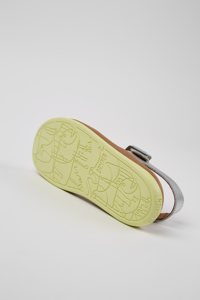 Camper Bicho - Sandalia plateada de piel para niño.