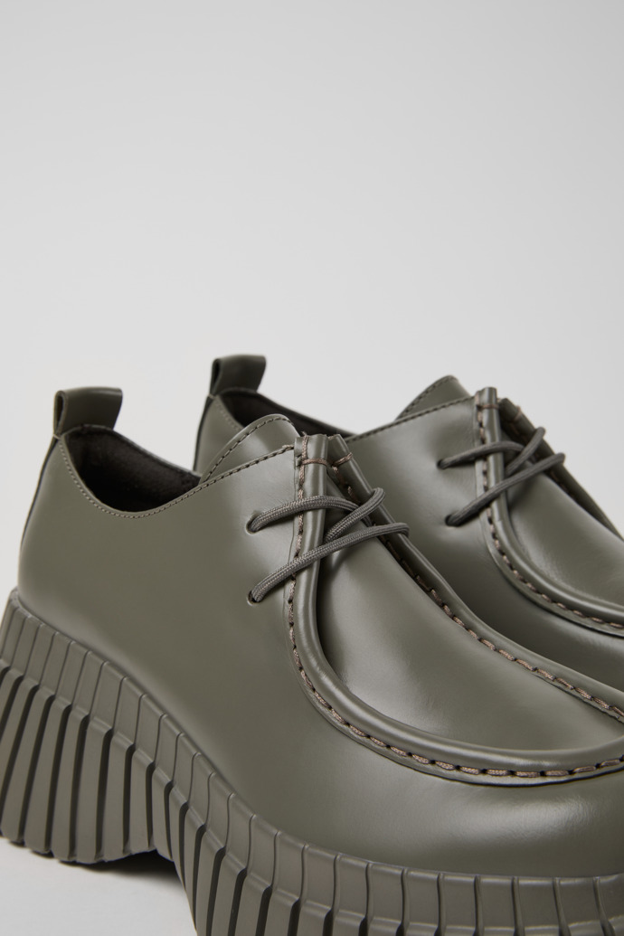 Camper Pix BCN - Zapato de piel gris para mujer.