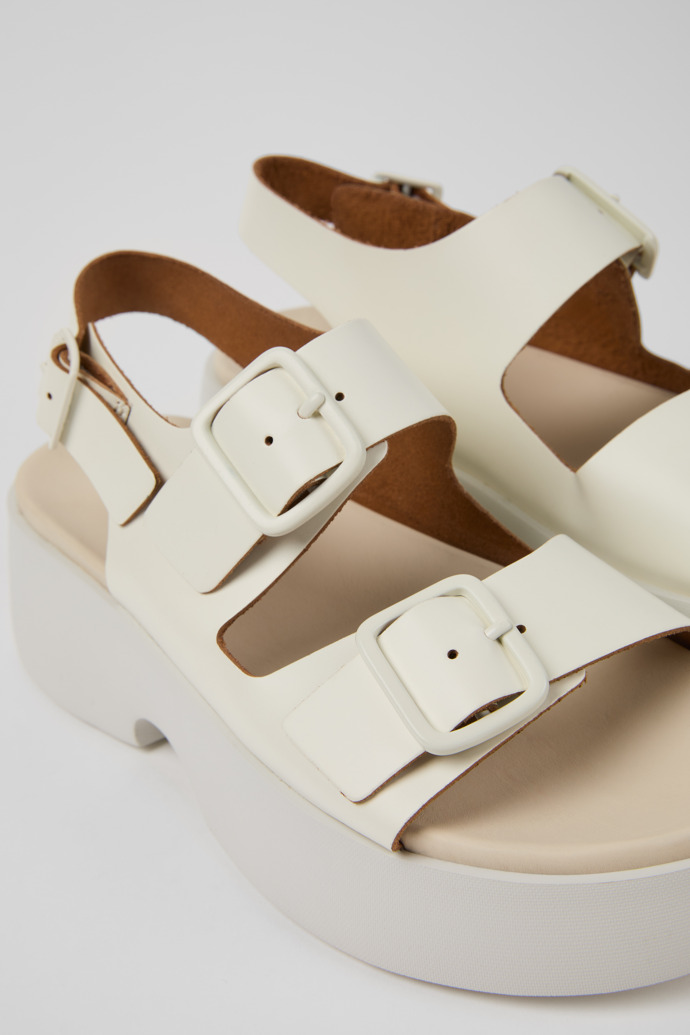Camper Tasha - Sandalias blancas de piel para mujer.