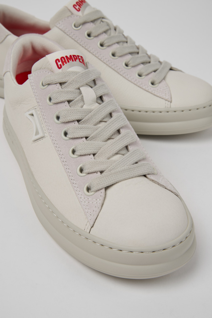 Camper Runner - Zapatillas blancas de piel con nobuk para mujer.