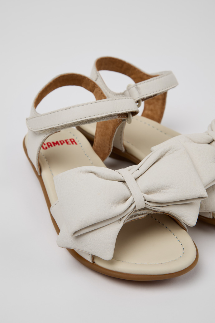 Camper Right - Sandalia infantil de piel blanca.