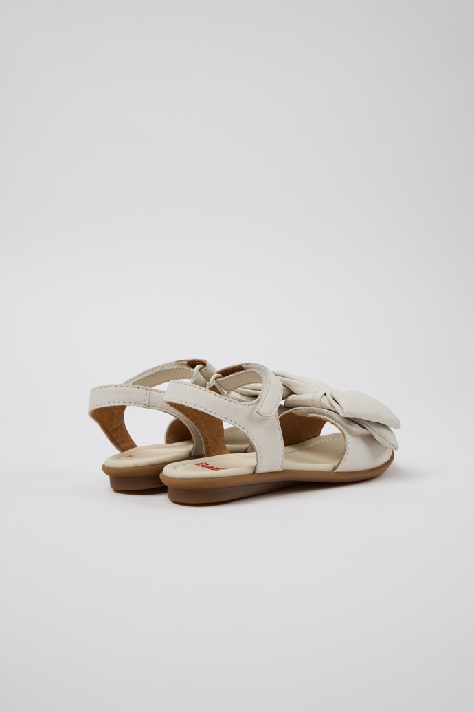 Camper Right - Sandalia infantil de piel blanca.