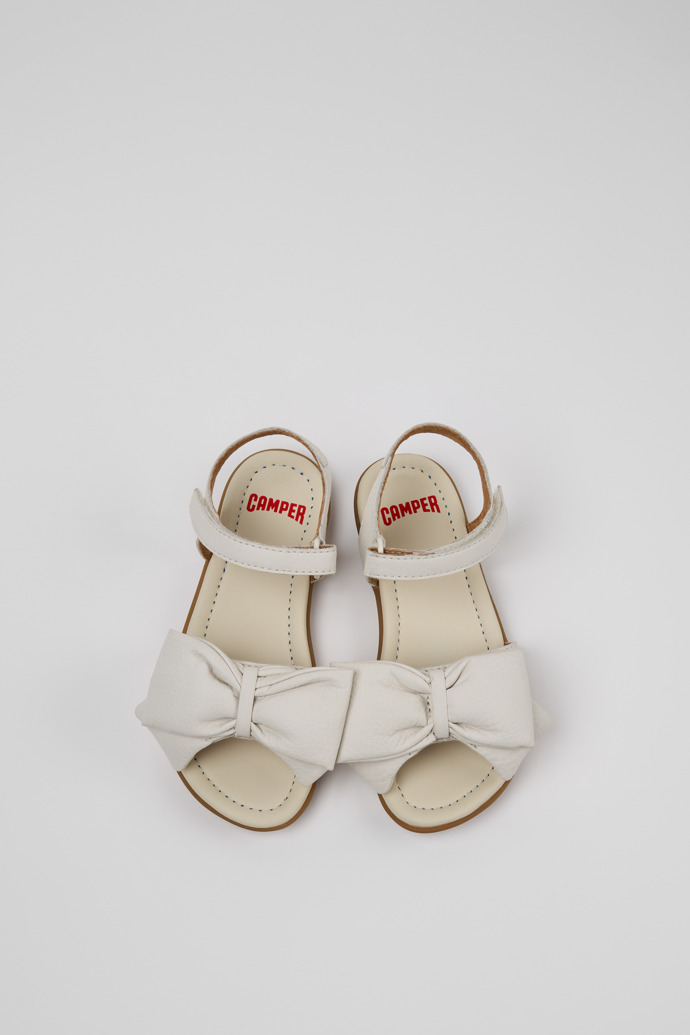 Camper Right - Sandalia infantil de piel blanca.