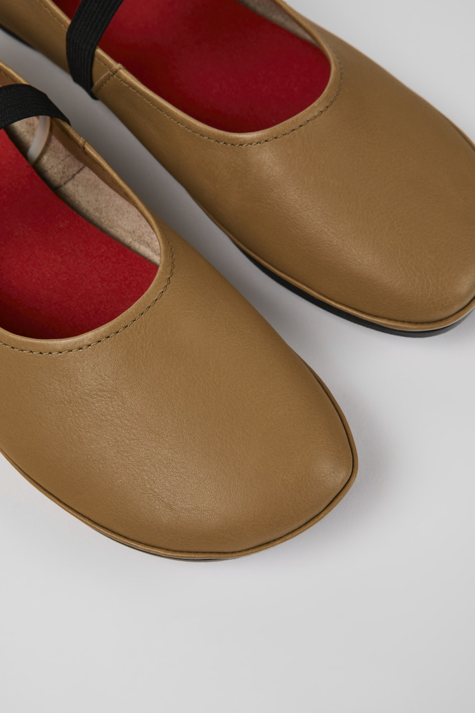 Camper Right - Mary Jane de piel marrón para mujer.