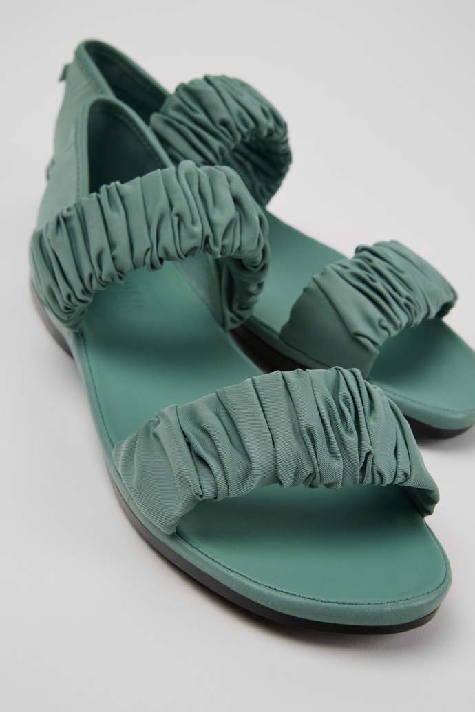 Camper Right - Sandalias verdes de PET reciclado y piel para mujer.